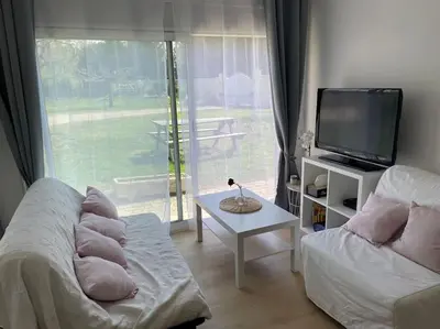 Télévision ou salle de divertissement dans l'établissement La Grangeneuve la petite maison