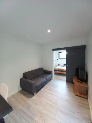 Coin salon dans l'établissement Tiny house dans l'ouest lyonnais