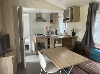Cuisine ou kitchenette dans l'établissement La Grangeneuve côté piscine