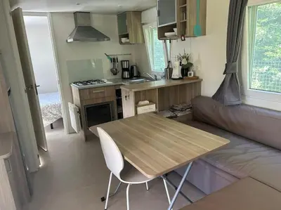 Cuisine ou kitchenette dans l'établissement La Grangeneuve côté piscine