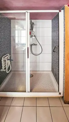 Salle de bains dans l'établissement Le Quai Lassagne