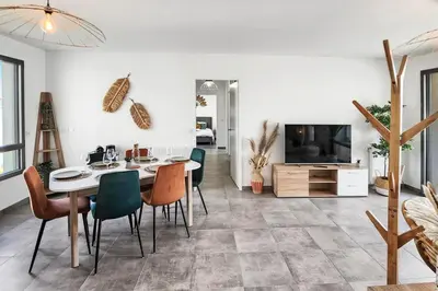 Télévision ou salle de divertissement dans l'établissement Le Bronfleur