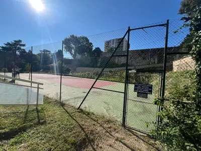 Tennis ou squash au sein de le séjour chez l'habitant ou à proximité