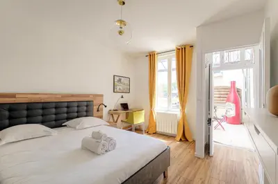 Un ou plusieurs lits dans un hébergement de l'établissement Maison avec terrasse proche Lyon