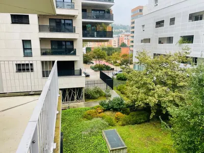 Jardin de l'établissement Studio Harmonie Confluence Lyon City et piscine chauffante