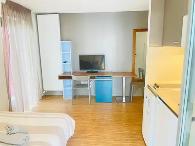 Cuisine ou kitchenette dans l'établissement Studio Harmonie Confluence Lyon City et piscine chauffante