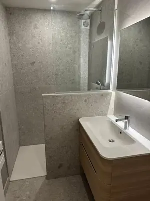 Salle de bains dans l'établissement Appartement Brignais Centre en face du pont romain