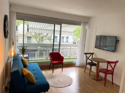 Télévision ou salle de divertissement dans l'établissement Charmant Studio Tete dor lyon