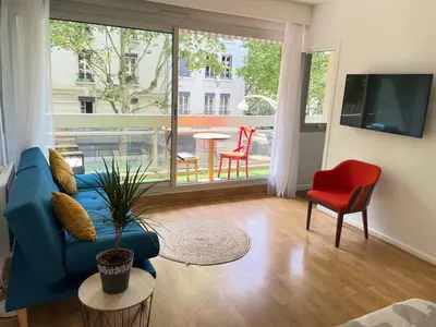 Télévision ou salle de divertissement dans l'établissement Charmant Studio Tete dor lyon