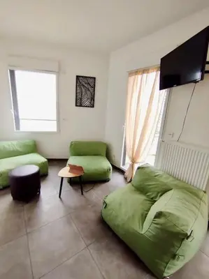 Coin salon dans l'établissement HOMEYPIC Villeurbanne T4 proche INSA