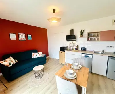 Cuisine ou kitchenette dans l'établissement Le Courvoisy, Studio avec piscine, près Groupama Stadium et Salle Arena