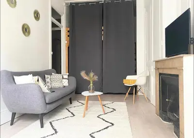 Télévision ou salle de divertissement dans l'établissement Charmant appartement