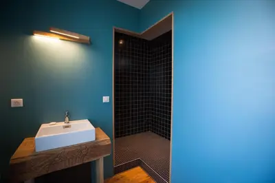 Salle de bains dans l'établissement Les chambres de l'Alouette