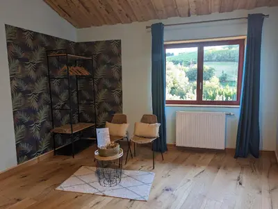 Coin salon dans l'établissement les hirondelles du baudoy