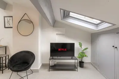 Télévision ou salle de divertissement dans l'établissement Le Cléret, Studio douillet sous les toits