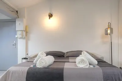 Un ou plusieurs lits dans un hébergement de l'établissement Le Cléret, Studio douillet sous les toits