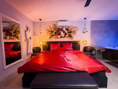 Un ou plusieurs lits dans un hébergement de l'établissement SERENITY Suite - Love room Bonheur