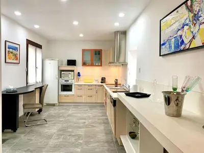 Cuisine ou kitchenette dans l'établissement Maison de village avec extérieur