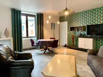 Télévision ou salle de divertissement dans l'établissement Maison de village avec extérieur