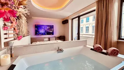 Télévision ou salle de divertissement dans l'établissement Blossom Suite-Hyper centre Jacuzzi Balcon clim