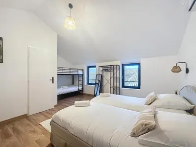Un ou plusieurs lits dans un hébergement de l'établissement Spacieuse et Elégante Maison de ville