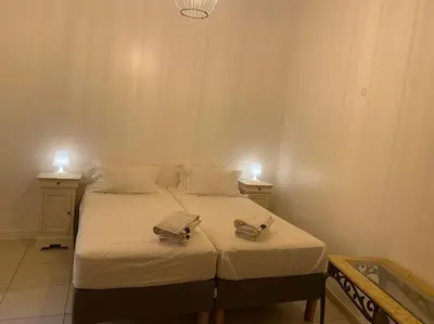 Un ou plusieurs lits dans un hébergement de l'établissement Charmante Maisonnette au calme, proche de Lyon