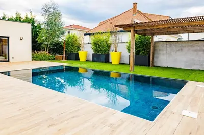 Piscine de l'établissement Villa Meyzieu Grand Large ou située à proximité
