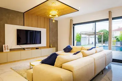 Télévision ou salle de divertissement dans l'établissement Villa Meyzieu Grand Large