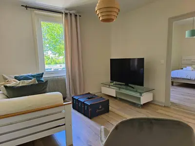 Télévision ou salle de divertissement dans l'établissement Maison vue sur le Rhône à proximité du port