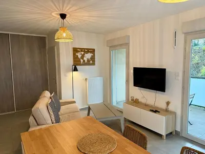 Télévision ou salle de divertissement dans l'établissement T3 avec balcon et parking privé