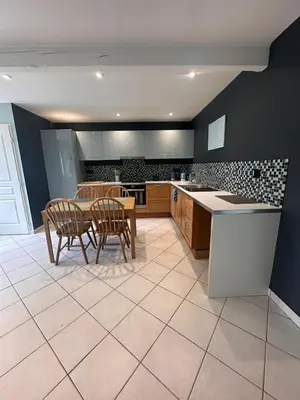 Cuisine ou kitchenette dans l'établissement Petite maison de village 2