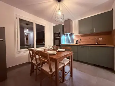 Cuisine ou kitchenette dans l'établissement Appartement spacieux