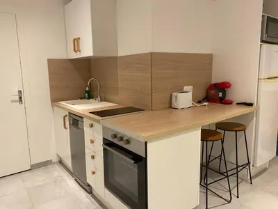 Cuisine ou kitchenette dans l'établissement Logement centre ville Chalamont