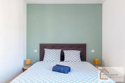 Un ou plusieurs lits dans un hébergement de l'établissement Confort Nature - Maisonnette avec Jardin, Garage, Proche Eurexpo