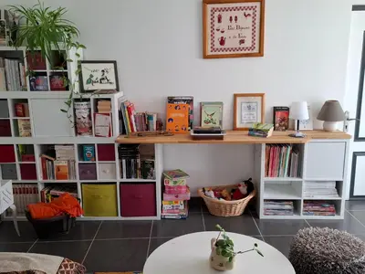 Bibliothèque dans la maison de vacances