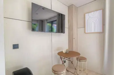 Télévision ou salle de divertissement dans l'établissement Tiny-house atypique, 4 personnes, Saint-Didier