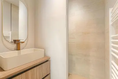 Salle de bains dans l'établissement T2 neuf proche Lyon, St-Didier-au-Mont-d'Or