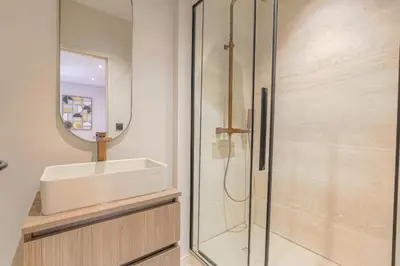 Salle de bains dans l'établissement Superbe appartement, deux chambres, St-Didier