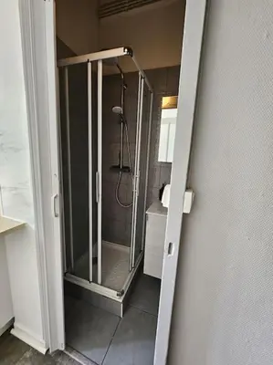 Salle de bains dans l'établissement Appartement F2 à Villeurbanne