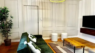 Télévision ou salle de divertissement dans l'établissement Le chic à la Caladoise avec balcon