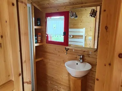 Salle de bains dans l'établissement Roulotte atypique calme au milieu de la verdure