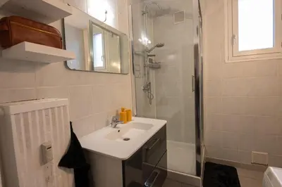 Salle de bains dans l'établissement Écrin de Lumière - Au Sud de Vienne