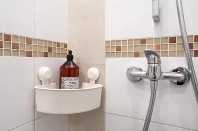 Salle de bains dans l'établissement Le Petit Enclos - Appt climatisé parking privé