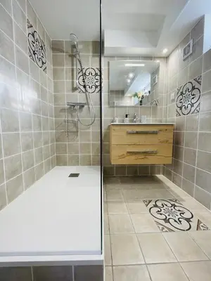 Salle de bains dans l'établissement Le Baudran