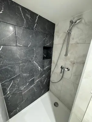Salle de bains dans l'établissement Petit Boudoir Lyonnais neuf terrasse climatisé