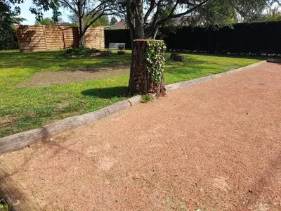 Jardin de l'établissement La maison du Bonheur - Chambre Tourterelle - borne de recharge VE