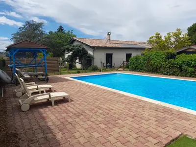 Piscine de l'établissement La maison du Bonheur - Chambre Tourterelle - borne de recharge VE ou située à proximité