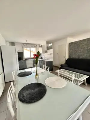 Cuisine ou kitchenette dans l'établissement Charmant logement avec parking à 25 min de Lyon