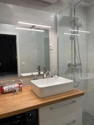 Salle de bains dans l'établissement L'Herbe ou ville