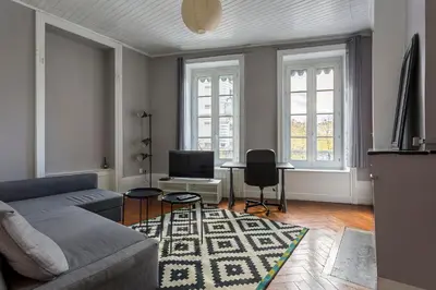 Télévision ou salle de divertissement dans l'établissement Valmy Mezzanine